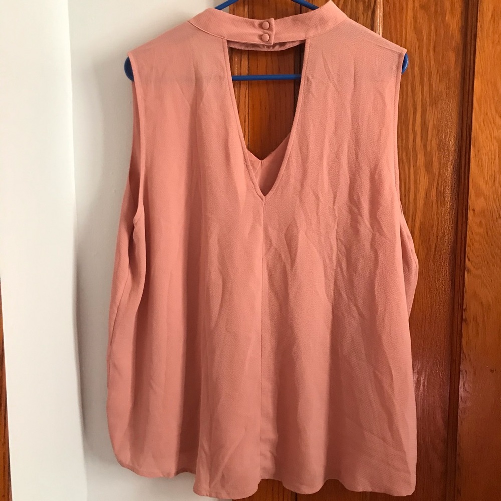 Flattering choker blouse 👀